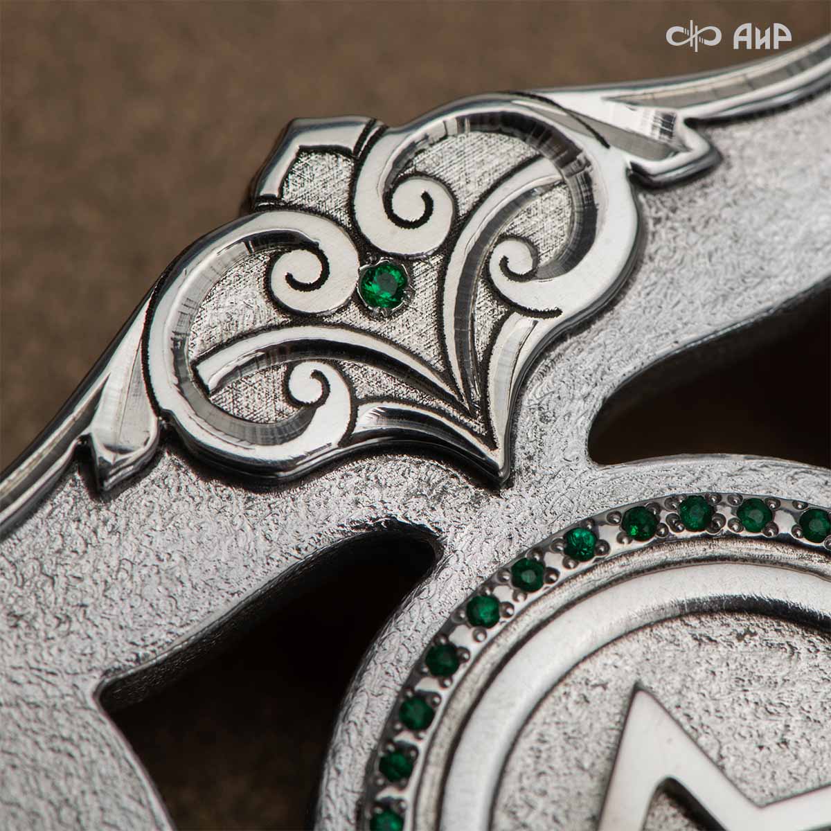 Ключ ювелирный из серебра с бриллиантами и изумрудами Сила веры, Артикул: 38972 - Компания «АиР»