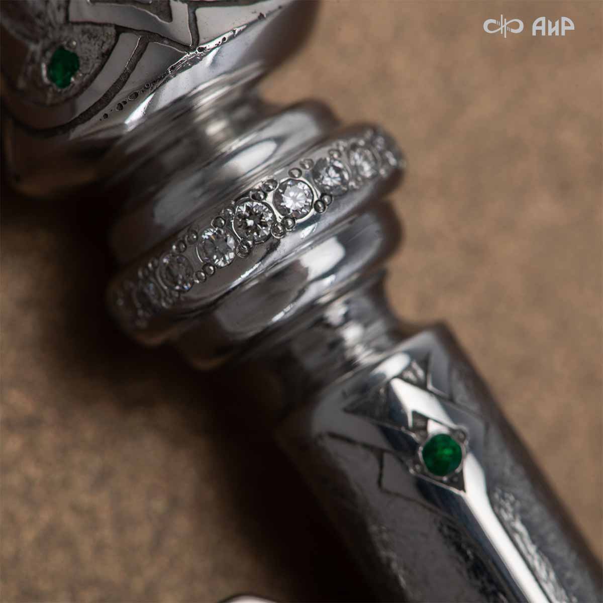 Ключ ювелирный из серебра с бриллиантами и изумрудами Сила веры, Артикул: 38972 - Компания «АиР»