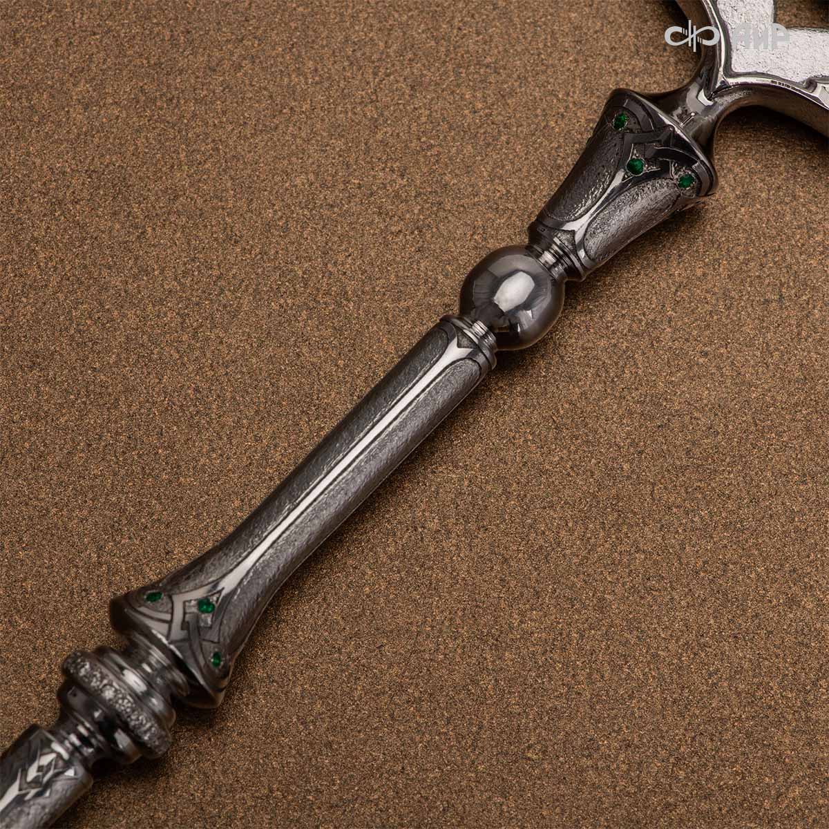 Ключ ювелирный из серебра с бриллиантами и изумрудами Сила веры, Артикул: 38972 - Компания «АиР»