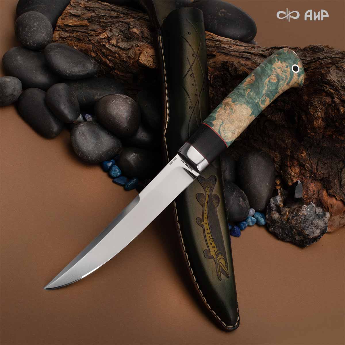 Финка Нью (наборная: стабилизированный граб, стабилизированный кап клена зеленый, фибра красная, алюмин.втулка, авторские ножны, кастомная заточка) 100Х13М, № 22 - Компания «АиР»