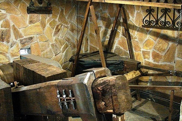 В Новгородской интернет-газете vnnews.ru вышла статья зоолога Андрея Коткина, в которой он поделился своими впечатлениями о посещении «АиРовки». - Промышленное клинковое производство. Компания «АиР»