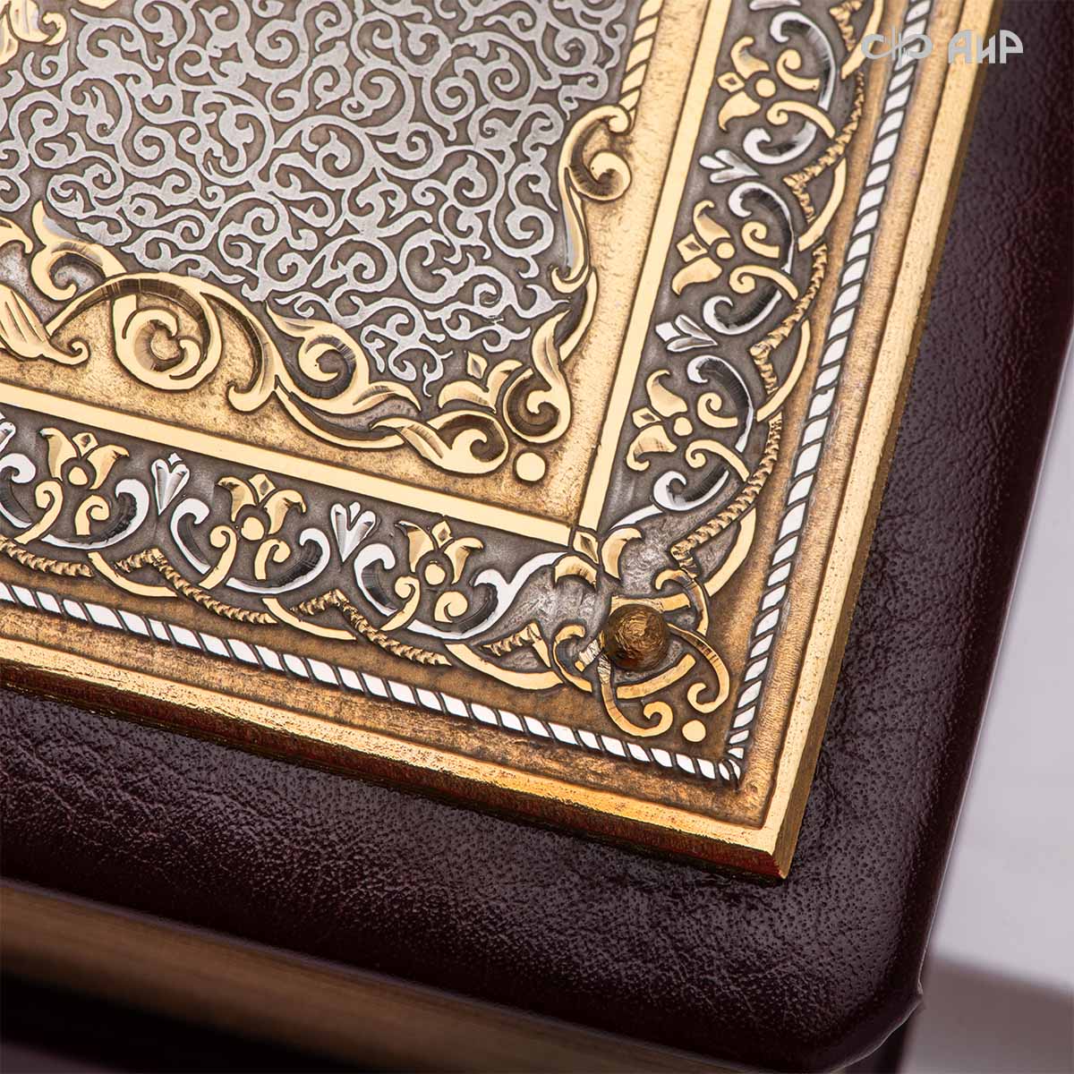 Святое Евангелие в кожаном окладе с декоративной накладкой, Артикул: 39136 - Компания «АиР»