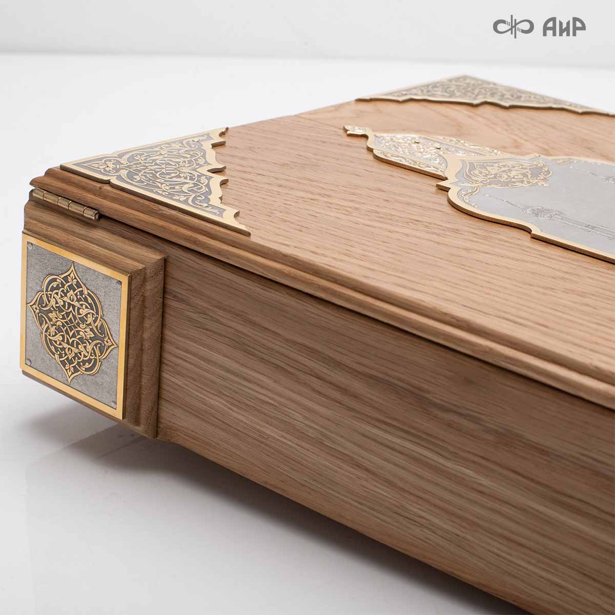 Коран на арабском языке в окладе с зелеными алпанитами, в коробке с декоративной накладкой , Артикул: 39178 - Компания «АиР»