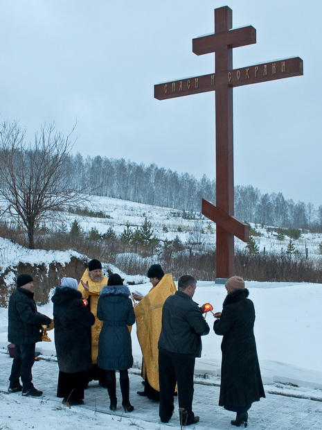 21 ноября состоялось торжественное освящение Поклонного креста на въезде в город Златоуст (район Балашихи). - Промышленное клинковое производство. Компания «АиР»