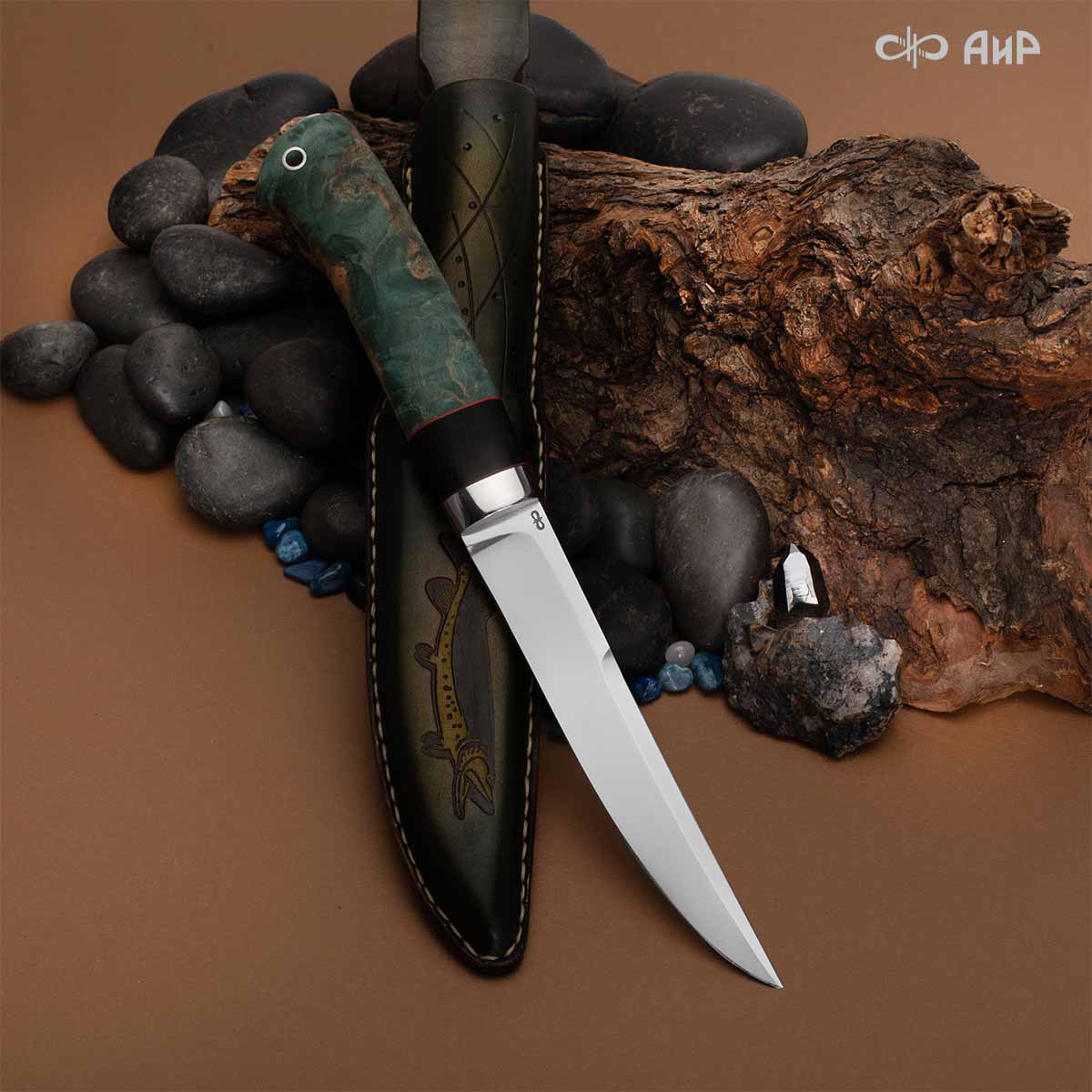 Финка Нью (наборная: стабилизированный граб, стабилизированный кап клена зеленый, фибра красная, алюмин.втулка, авторские ножны, кастомная заточка) 100Х13М, № 22 - Компания «АиР»