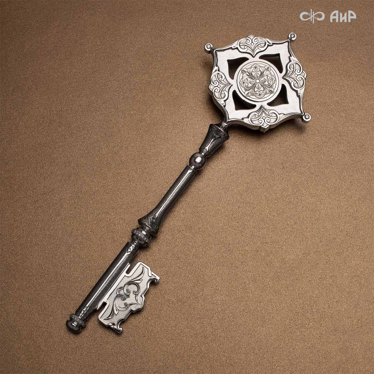 Ключ ювелирный из серебра с бриллиантами и изумрудами Сила веры, Артикул: 38972 - Компания «АиР»