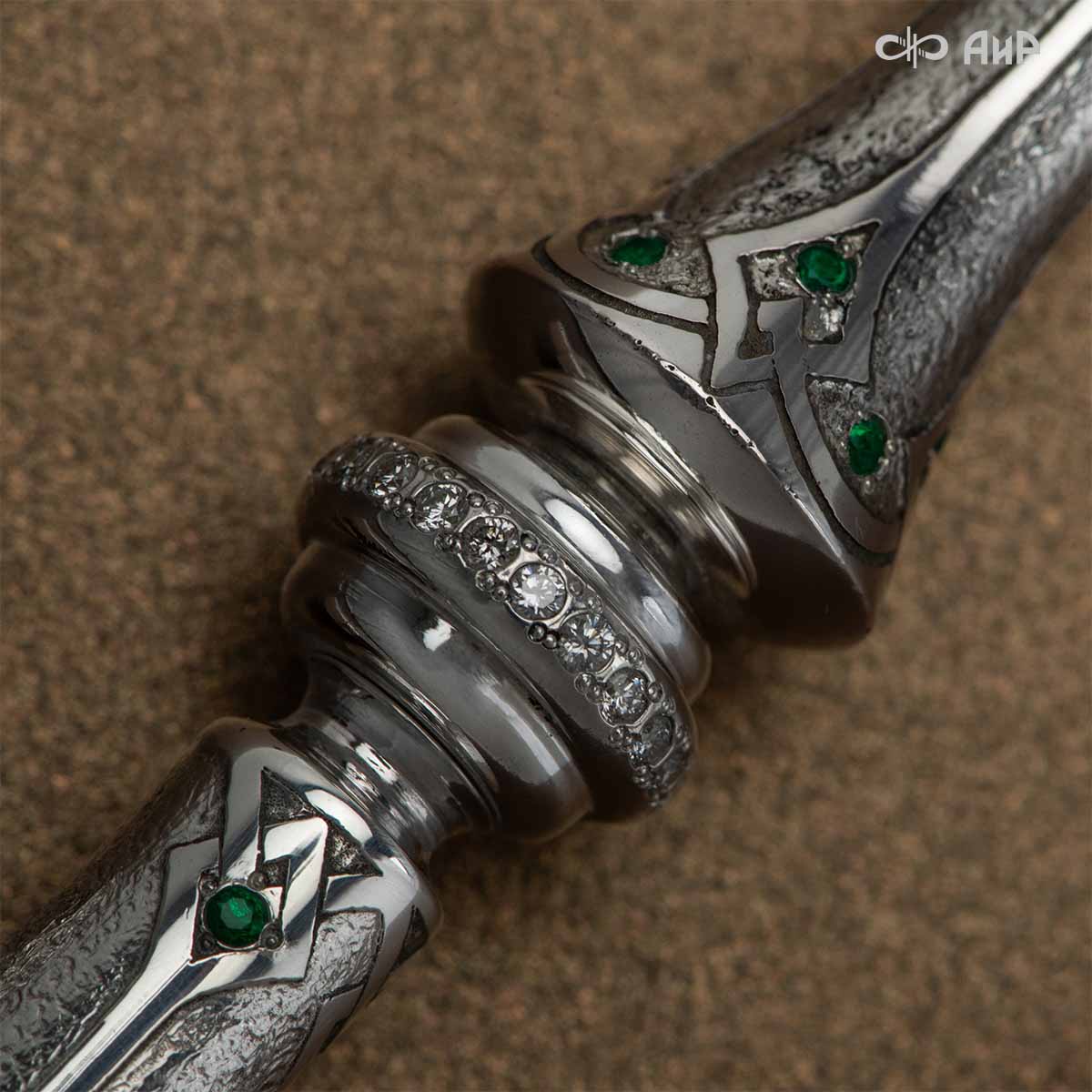 Ключ ювелирный из серебра с бриллиантами и изумрудами Сила веры, Артикул: 38972 - Компания «АиР»