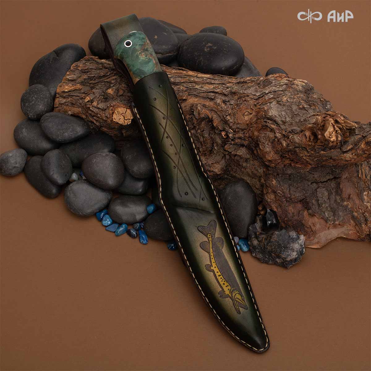 Финка Нью (наборная: стабилизированный граб, стабилизированный кап клена зеленый, фибра красная, алюмин.втулка, авторские ножны, кастомная заточка) 100Х13М, № 22 - Компания «АиР»