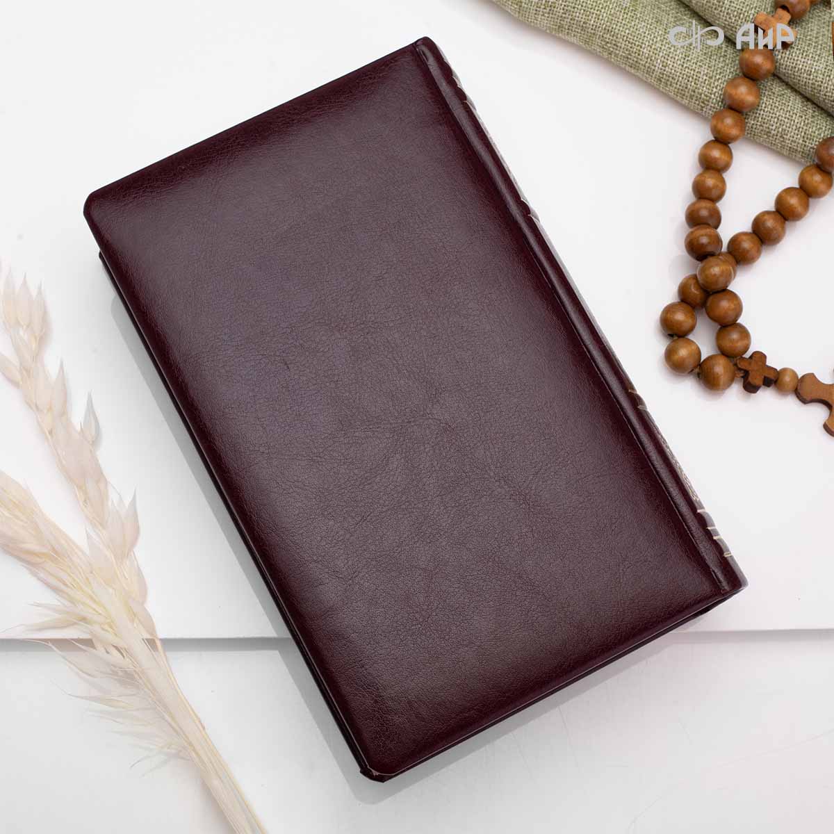 Святое Евангелие в кожаном окладе с декоративной накладкой, Артикул: 39136 - Компания «АиР»