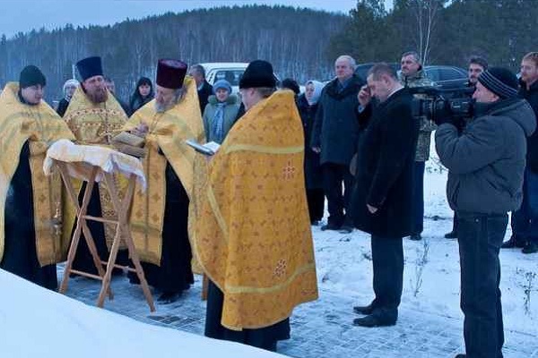 21 ноября состоялось торжественное освящение Поклонного креста на въезде в город Златоуст (район Балашихи). - Промышленное клинковое производство. Компания «АиР» 21 ноября состоялось торжественное освящение Поклонного креста на въезде в город Златоуст (район Балашихи). - Промышленное клинковое производство. Компания «АиР»