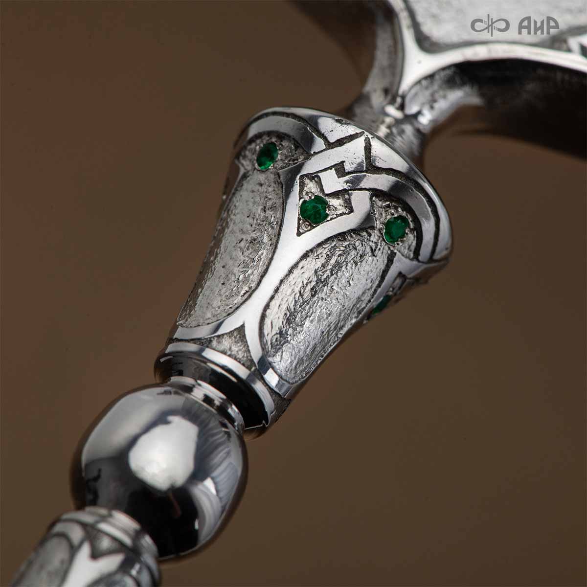 Ключ ювелирный из серебра с бриллиантами и изумрудами Сила веры, Артикул: 38972 - Компания «АиР»