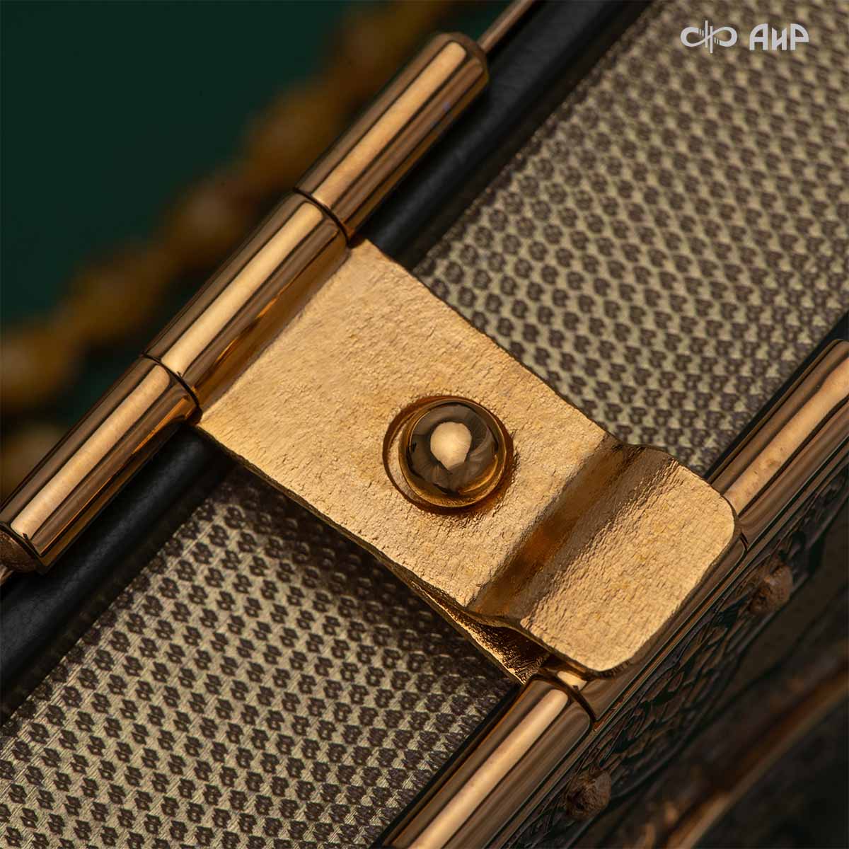 Коран на арабском языке в окладе с зелеными алпанитами, Артикул: 39178 - Компания «АиР»