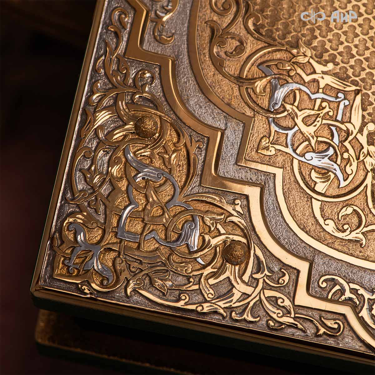 Коран на арабском языке в окладе с зелеными алпанитами, Артикул: 39178 - Компания «АиР»