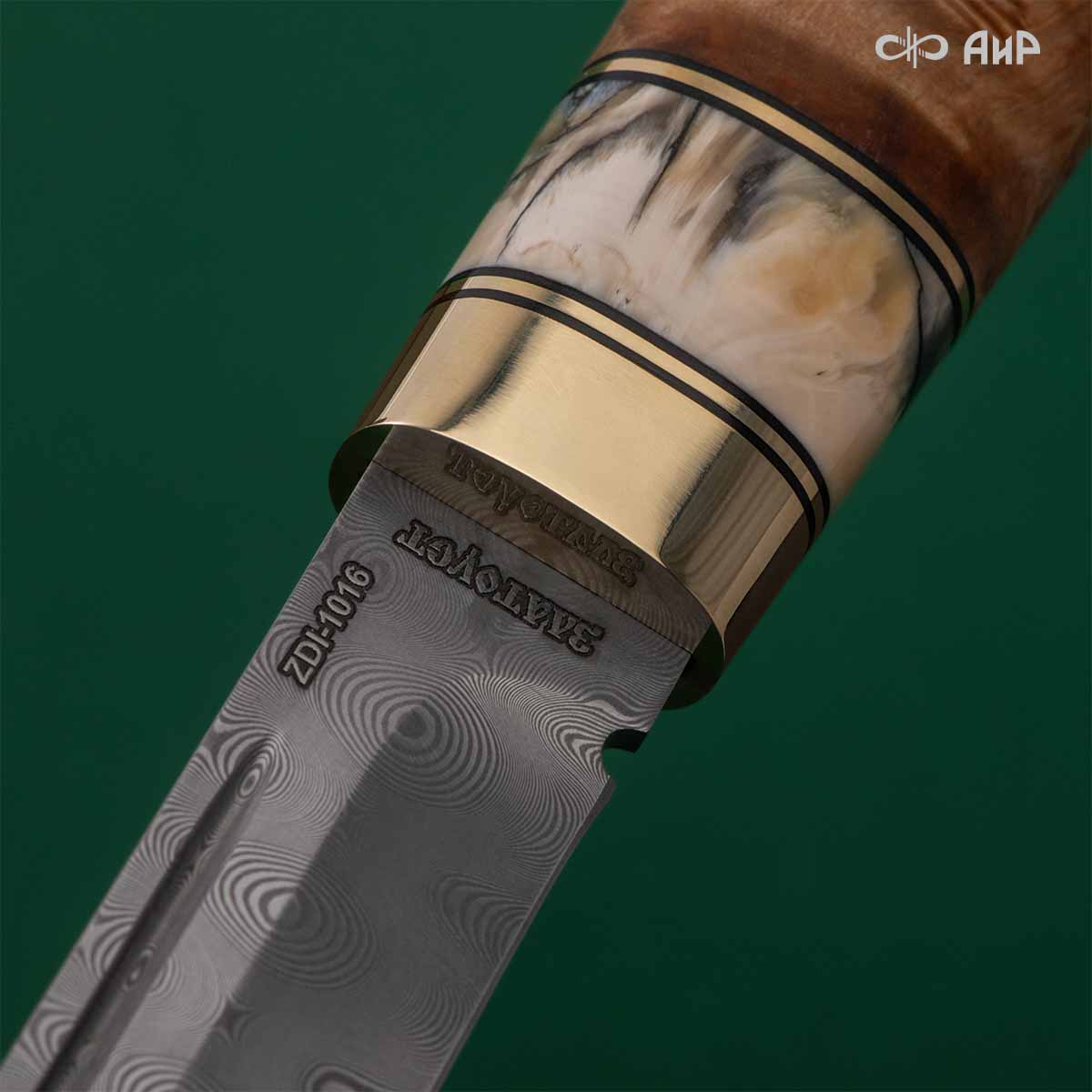 Финка Лаппи (наборная: стабилизированная карельская береза натуральная, стабилизированный зуб мамонта, латунь, фибра) дамасская сталь ZDI-1016, узор пирамида - Компания «АиР»