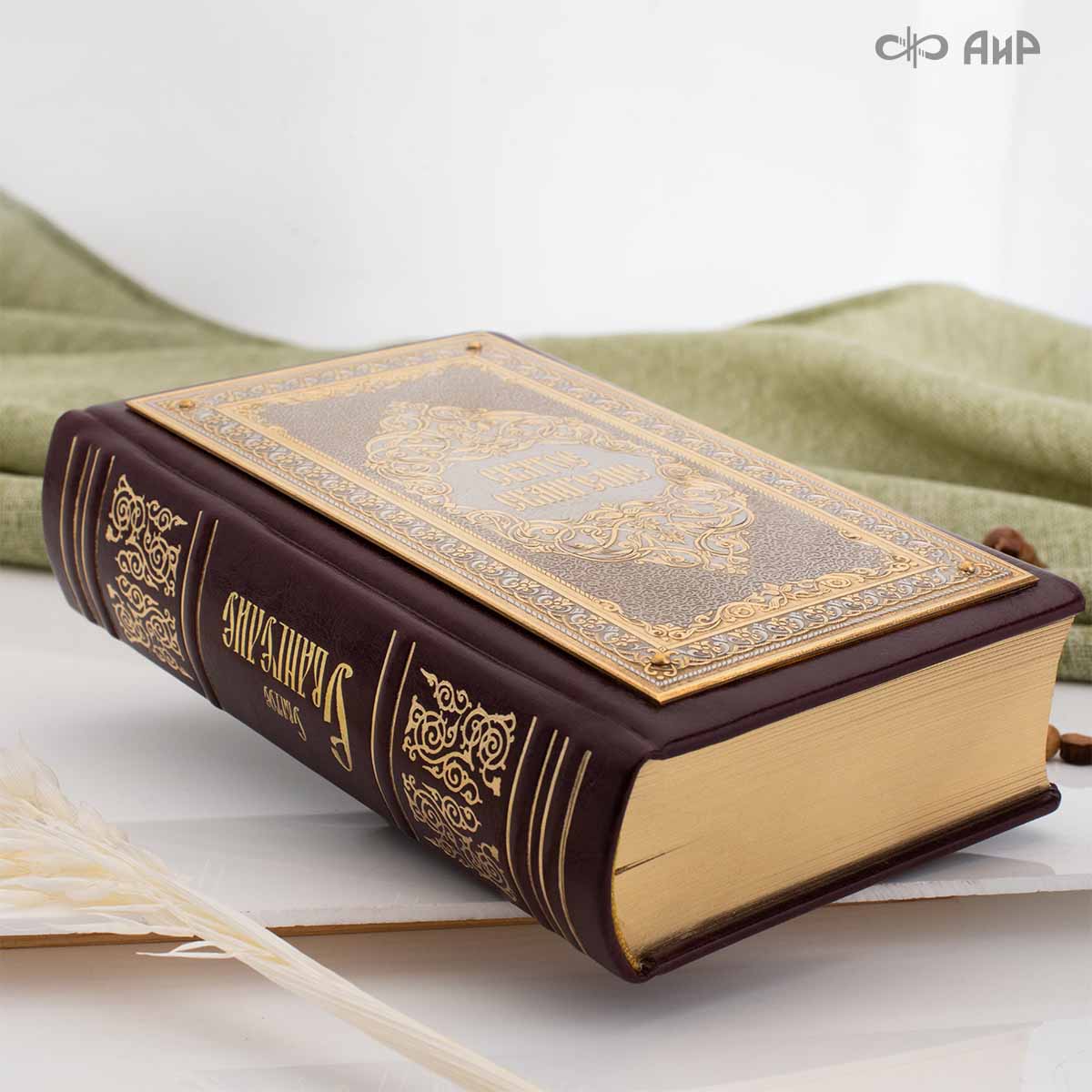 Святое Евангелие в кожаном окладе с декоративной накладкой, Артикул: 39136 - Компания «АиР»