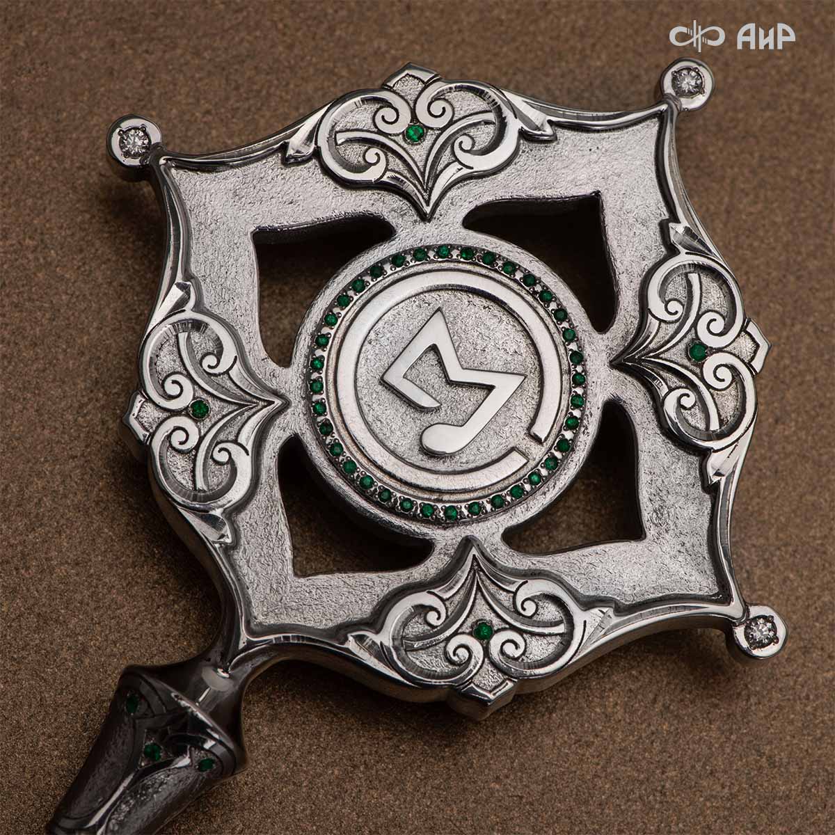 Ключ ювелирный из серебра с бриллиантами и изумрудами Сила веры, Артикул: 38972 - Компания «АиР»