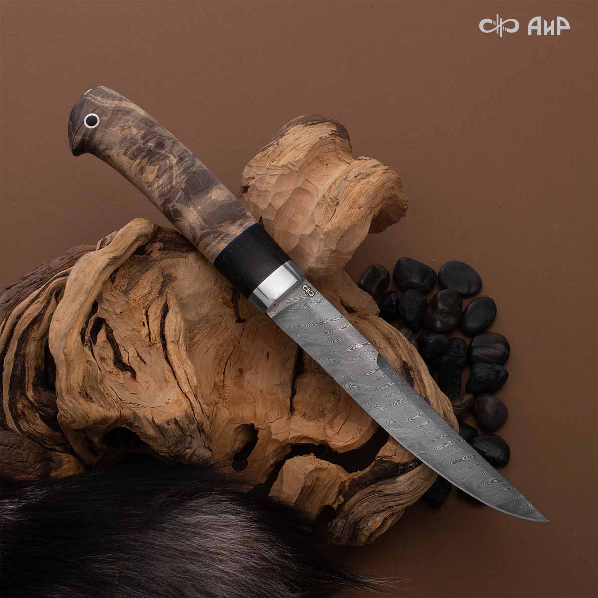 Финка Нью (наборная: стабилизированный граб, стабилизированный кап клена коричневый, фибра синяя, алюмин.втулка, авторские ножны, кастомная заточка) ZDI-1016, узор твист № 15 - Компания «АиР»