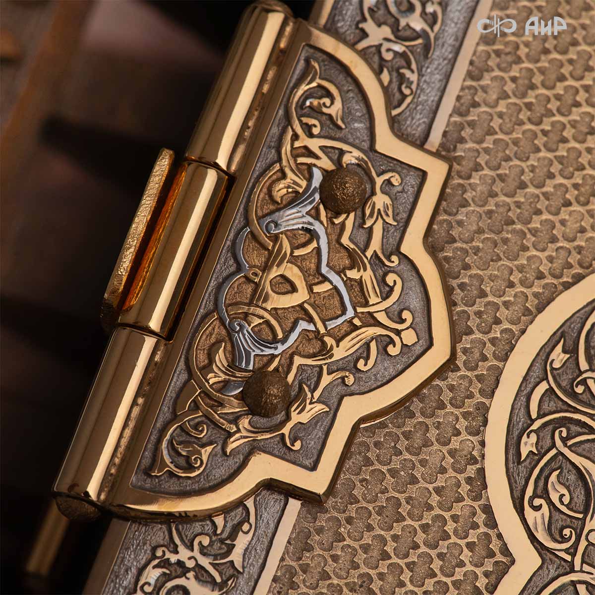 Коран на арабском языке в окладе с зелеными алпанитами, Артикул: 39178 - Компания «АиР»