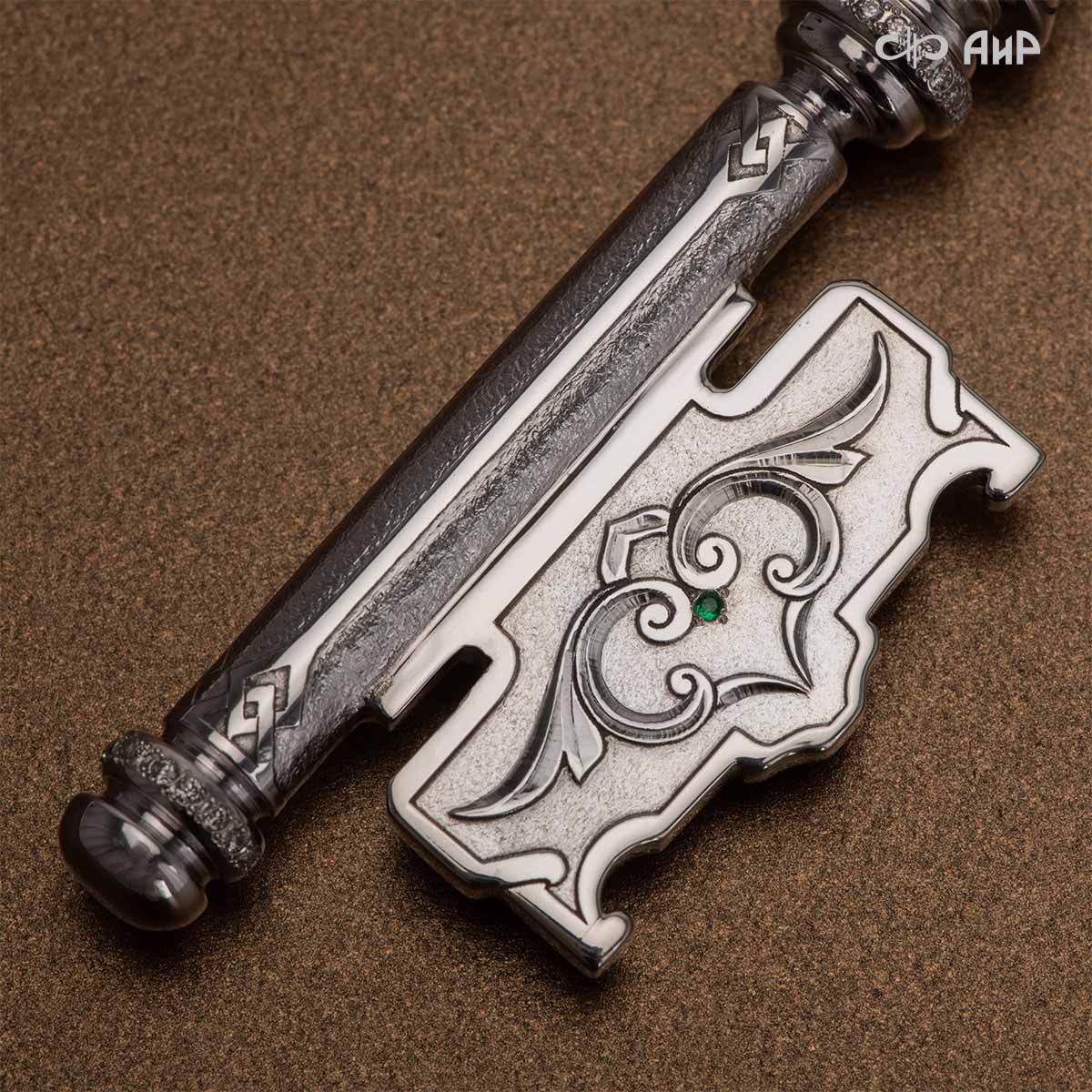 Ключ ювелирный из серебра с бриллиантами и изумрудами Сила веры, Артикул: 38972 - Компания «АиР»