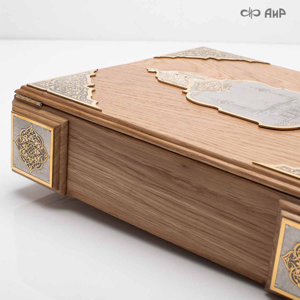 Коран на арабском языке в окладе с зелеными алпанитами, в коробке с декоративной накладкой , Артикул: 39178 - Компания «АиР»