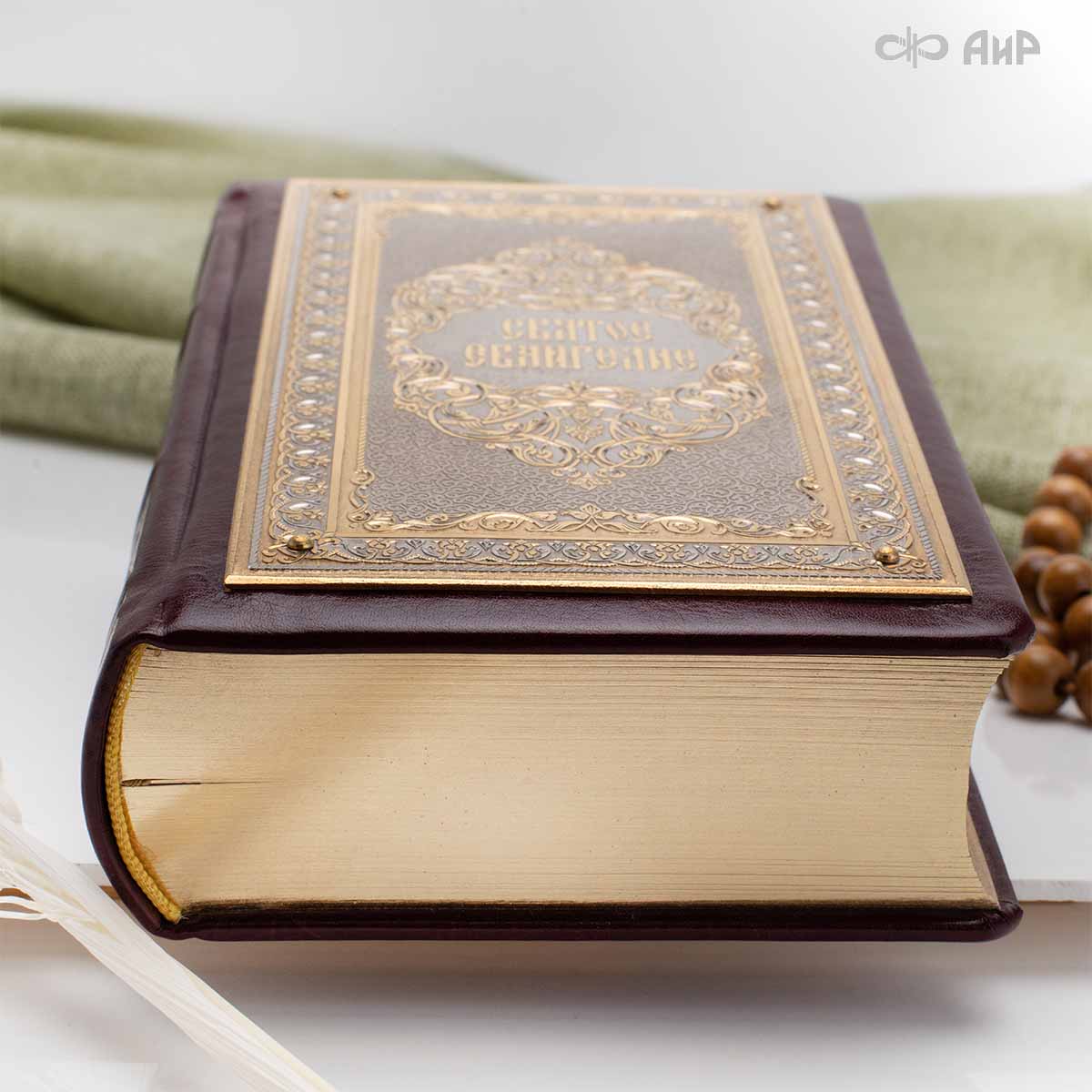 Святое Евангелие в кожаном окладе с декоративной накладкой, Артикул: 39136 - Компания «АиР»