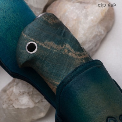 Финка Нью (наборная: стабилизированный граб, стабилизированный кап клена зеленый, фибра красная, алюмин.втулка, авторские ножны, кастомная заточка) ZDI-1016, узор ступени № 13 - Компания «АиР»