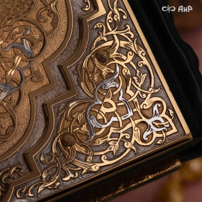 Коран на арабском языке в окладе с зелеными алпанитами, Артикул: 39178 - Компания «АиР»