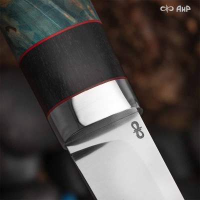 Финка Нью (наборная: стабилизированный граб, стабилизированный кап клена зеленый, фибра красная, алюмин.втулка, авторские ножны, кастомная заточка) N690, № 16 - Компания «АиР»