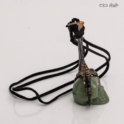 Кулон Нефритовый череп в лапе Ворона, Артикул: AF0000023713 - Компания «АиР»