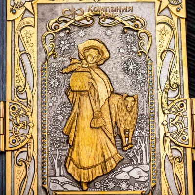  Книга в окладе Звезды в снегу с фианитами аква, Артикул: 16639 - Компания «АиР»