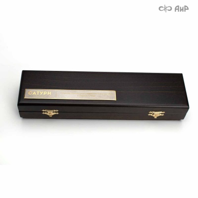 Коробка деревянная с нестандартной табличкой - Компания «АиР»