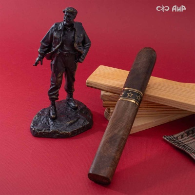 Композиция Фидель с сигарой, ореховый кап, золото, черный никель, дамасская сталь ZDI-1016, Артикул: AF0000025163 - Компания «АиР»