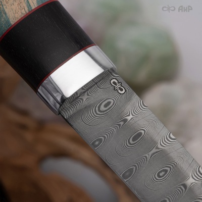 Финка Нью (наборная: стабилизированный граб, стабилизированный кап клена зеленый, фибра красная, алюмин.втулка, авторские ножны, кастомная заточка) ZDI-1016, узор ступени № 13 - Компания «АиР»