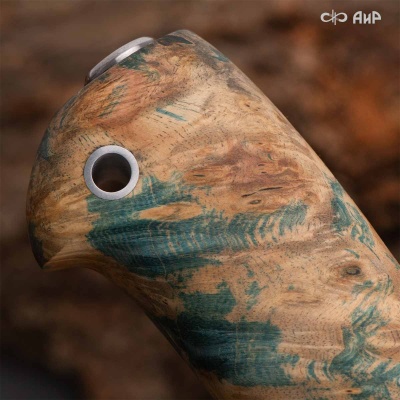 Финка Нью (наборная: стабилизированный граб, стабилизированный кап клена зеленый, фибра красная, алюмин.втулка, авторские ножны, кастомная заточка) N690, № 16 - Компания «АиР»