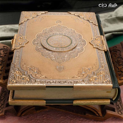 Коран на арабском языке в окладе с зелеными алпанитами, Артикул: 39178 - Компания «АиР»