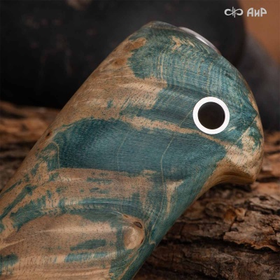 Финка Нью (наборная: стабилизированный граб, стабилизированный кап клена зеленый, фибра красная, алюмин.втулка, авторские ножны, кастомная заточка) N690, № 16 - Компания «АиР»