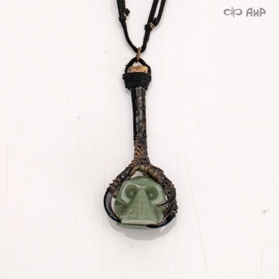 Кулон Нефритовый череп в лапе Ворона, Артикул: AF0000023713 - Компания «АиР»