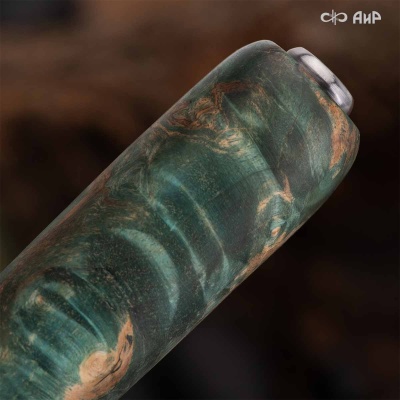 Финка Нью (наборная: стабилизированный граб, стабилизированный кап клена зеленый, фибра красная, алюмин.втулка, авторские ножны, кастомная заточка) 100Х13М, № 22 - Компания «АиР»