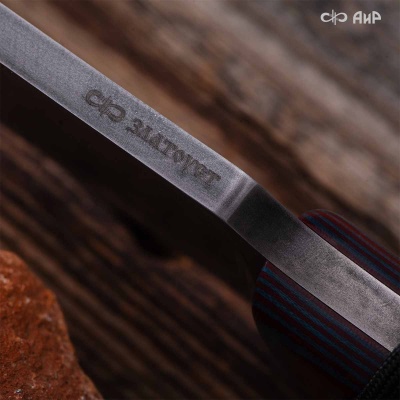 Уралмаш тесак (микарта красно-синяя, паракорд с темлячным узлом, кастомная заточка) дамасская сталь ZD-0801, узор ступени - Компания «АиР»