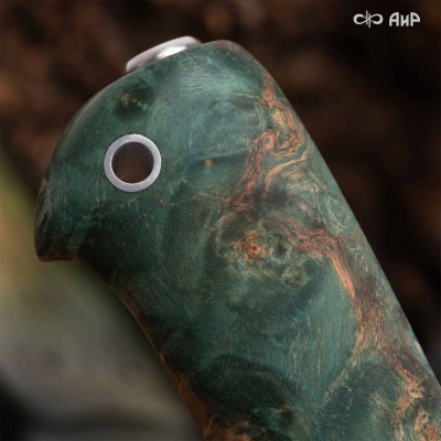 Финка Нью (наборная: стабилизированный граб, стабилизированный кап клена зеленый, фибра красная, алюмин.втулка, авторские ножны, кастомная заточка) 100Х13М, № 22 - Компания «АиР»