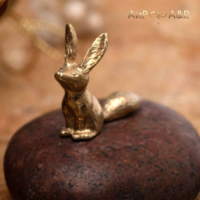 Сувенир Лис на камне (галька, золото)  - Компания «АиР»