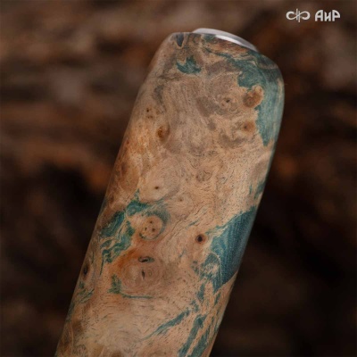 Финка Нью (наборная: стабилизированный граб, стабилизированный кап клена зеленый, фибра красная, алюмин.втулка, авторские ножны, кастомная заточка) N690, № 16 - Компания «АиР»