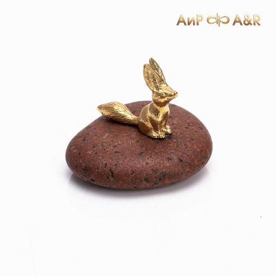 Сувенир Лис на камне (галька, золото)  - Компания «АиР»