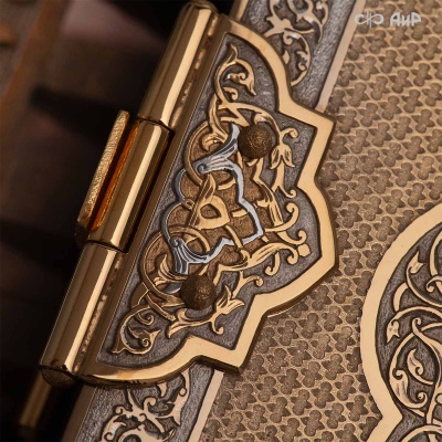 Коран на арабском языке в окладе с зелеными алпанитами, Артикул: 39178 - Компания «АиР»