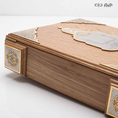 Коран на арабском языке в окладе с зелеными алпанитами, в коробке с декоративной накладкой , Артикул: 39178 - Компания «АиР»